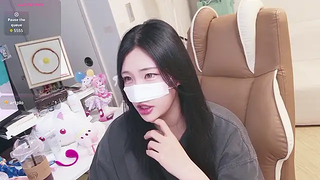 Milk Sola online show from May 26, 2026, 10:57 am
