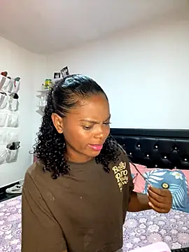 Snapshot of Sharllo_K chatting on November 12, 2025, 8:45 pm Sharllo K online show from November 12, 2025, 8:45 pm