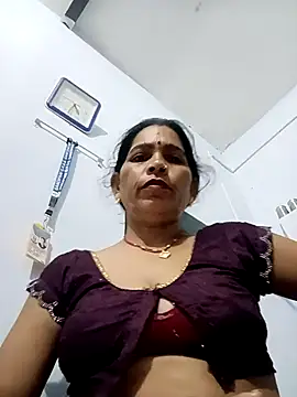 Snapshot of Indiangueen chatting on October 28, 2025, 11:03 pm Indiangueen online show from October 28, 2025, 11:03 pm