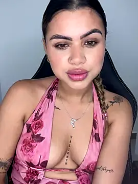 Snapshot of Alanna-foxx chatting on November 11, 2025, 11:20 pm Alanna-foxx online show from November 11, 2025, 11:20 pm