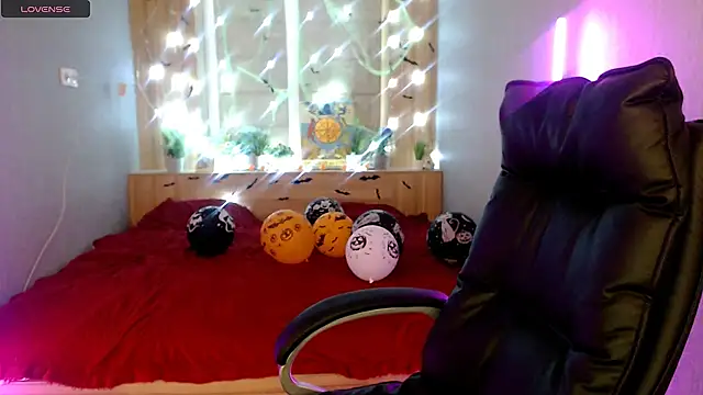 Snapshot of Sweet-n-Strong chatting on November 17, 2025, 12:53 pm Sweet-n-Strong online show from November 17, 2025, 12:53 pm