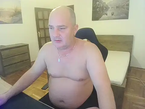 Snapshot of HunMike chatting on December 17, 2025, 11:10 pm HunMike online show from December 17, 2025, 11:10 pm