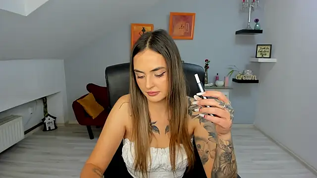 Snapshot of SerenLys chatting on November 8, 2025, 5:05 pm SerenLys online show from November 8, 2025, 5:05 pm