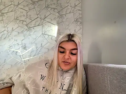 Snapshot of rosie-hipstergal chatting on November 7, 2025, 2:54 pm rosie-hipstergal online show from November 7, 2025, 2:54 pm