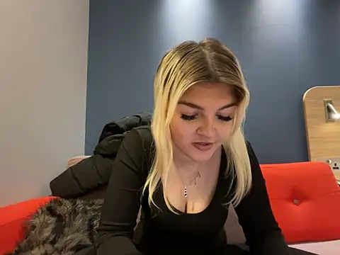 rosie-hipstergal online show from February 12, 2026, 6:29 pm