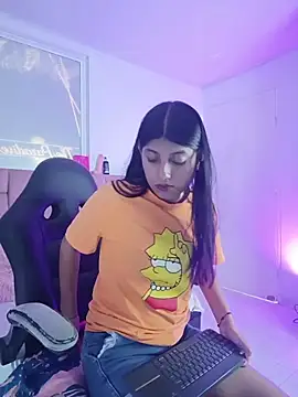 YeseniaRodriguez3 online show from April 28, 2026, 5:50 pm