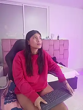 YeseniaRodriguez3 online show from May 2, 2026, 12:32 pm