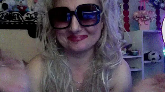 Snapshot of xHot_Amazonq chatting on December 16, 2025, 10:47 pm xHot Amazonq online show from December 16, 2025, 10:47 pm