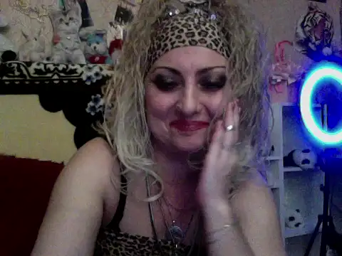 Snapshot of xHot_Amazonq chatting on November 21, 2025, 8:30 pm xHot Amazonq online show from November 21, 2025, 8:30 pm