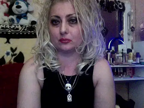 Snapshot of xHot_Amazonq chatting on November 18, 2025, 5:16 pm xHot Amazonq online show from November 18, 2025, 5:16 pm