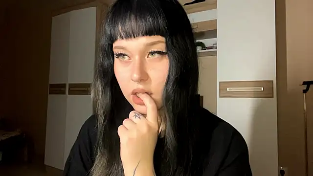 Snapshot of LaurenOveson chatting on November 29, 2025, 5:24 pm LaurenOveson online show from November 29, 2025, 5:24 pm