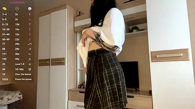 Snapshot of LaurenOveson chatting on December 5, 2025, 10:36 am LaurenOveson online show from December 5, 2025, 10:36 am