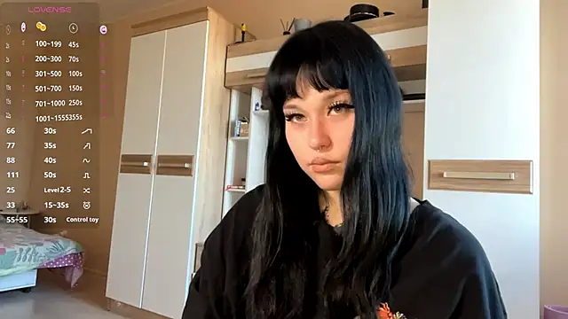 Snapshot of LaurenOveson chatting on November 11, 2025, 8:31 am LaurenOveson online show from November 11, 2025, 8:31 am