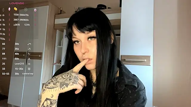 Snapshot of LaurenOveson chatting on November 7, 2025, 10:31 am LaurenOveson online show from November 7, 2025, 10:31 am