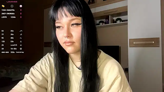 Snapshot of LaurenOveson chatting on November 22, 2025, 11:31 am LaurenOveson online show from November 22, 2025, 11:31 am