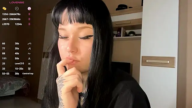 Snapshot of LaurenOveson chatting on November 18, 2025, 10:18 am LaurenOveson online show from November 18, 2025, 10:18 am