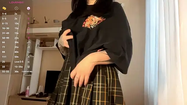 Snapshot of LaurenOveson chatting on December 14, 2025, 10:43 am LaurenOveson online show from December 14, 2025, 10:43 am