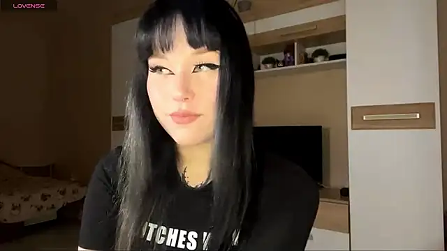 Snapshot of LaurenOveson chatting on October 28, 2025, 7:29 am LaurenOveson online show from October 28, 2025, 7:29 am