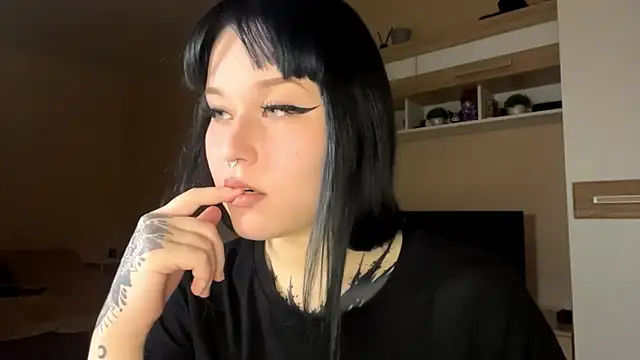 Snapshot of LaurenOveson chatting on October 29, 2025, 10:25 am LaurenOveson online show from October 29, 2025, 10:25 am