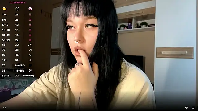 Snapshot of LaurenOveson chatting on November 19, 2025, 10:26 am LaurenOveson online show from November 19, 2025, 10:26 am