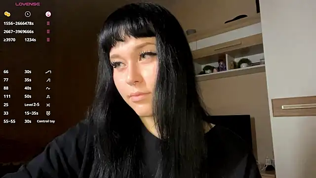 Snapshot of LaurenOveson chatting on December 3, 2025, 5:23 pm LaurenOveson online show from December 3, 2025, 5:23 pm