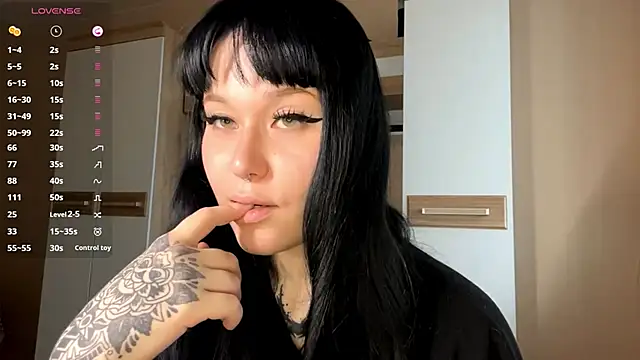 Snapshot of LaurenOveson chatting on November 6, 2025, 10:19 am LaurenOveson online show from November 6, 2025, 10:19 am