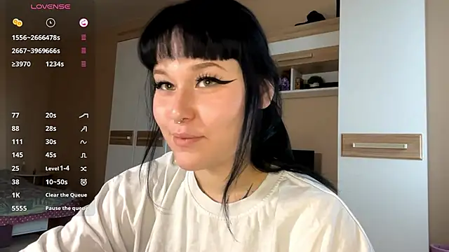 Snapshot of LaurenOveson chatting on November 3, 2025, 10:19 am LaurenOveson online show from November 3, 2025, 10:19 am