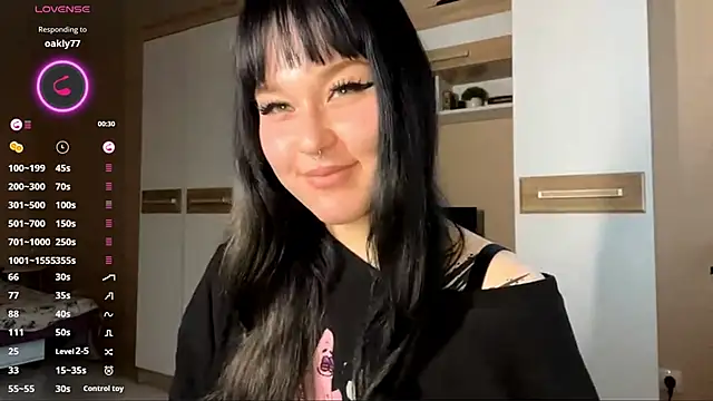 Snapshot of LaurenOveson chatting on November 26, 2025, 11:21 am LaurenOveson online show from November 26, 2025, 11:21 am