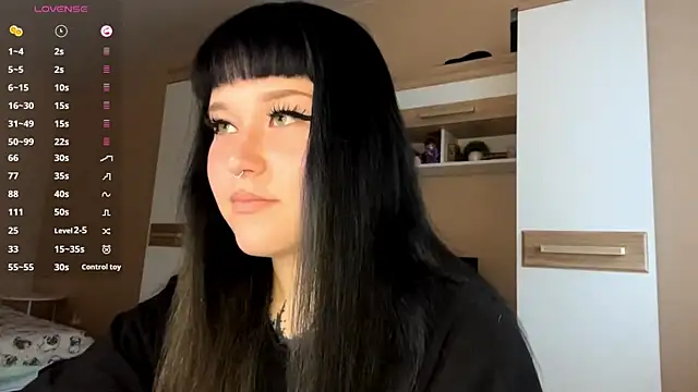 Snapshot of LaurenOveson chatting on November 30, 2025, 10:38 am LaurenOveson online show from November 30, 2025, 10:38 am