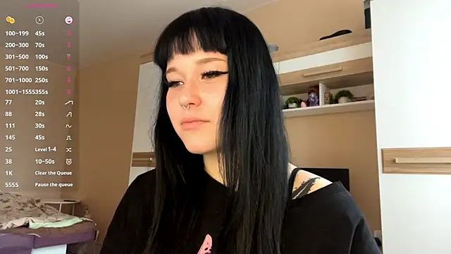 Snapshot of LaurenOveson chatting on December 4, 2025, 8:13 am LaurenOveson online show from December 4, 2025, 8:13 am