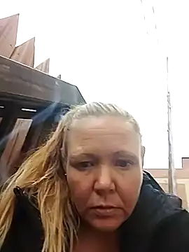 Firecrackerblondie00 online show from October 28, 2025, 4:17 pm