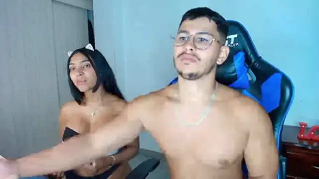 Snapshot of sophia_and_alex chatting on November 21, 2025, 11:59 pm sophia and alex online show from November 21, 2025, 11:59 pm