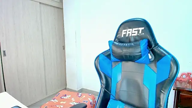 Snapshot of sophia_and_alex chatting on December 3, 2025, 11:47 pm sophia and alex online show from December 3, 2025, 11:47 pm