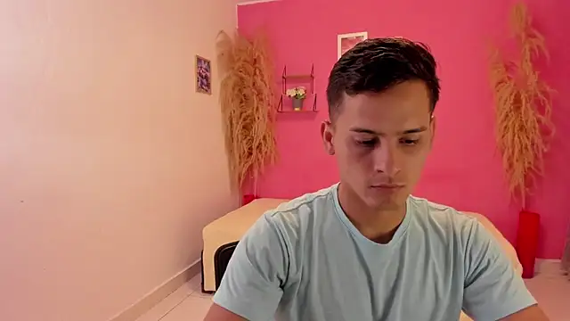 elmasmas01 online show from November 13, 2025, 11:52 pm