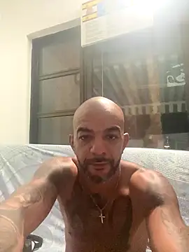 Snapshot of latino2211 chatting on October 27, 2025, 11:27 pm latino2211 online show from October 27, 2025, 11:27 pm