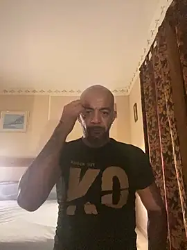 Snapshot of latino2211 chatting on October 29, 2025, 6:51 pm latino2211 online show from October 29, 2025, 6:51 pm