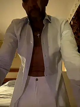 Snapshot of latino2211 chatting on November 7, 2025, 10:57 pm latino2211 online show from November 7, 2025, 10:57 pm