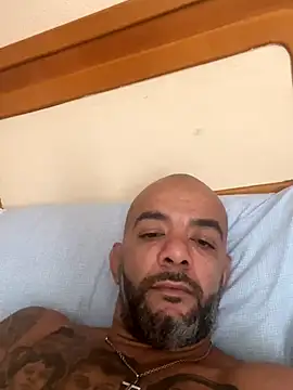 Snapshot of latino2211 chatting on October 28, 2025, 12:26 pm latino2211 online show from October 28, 2025, 12:26 pm