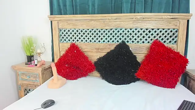 Cassandra Armani online show from February 24, 2026, 3:40 am