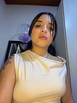 Snapshot of Im_Saraaaa chatting on February 13, 2026, 5:18 am Im Saraaaa online show from February 13, 2026, 5:18 am