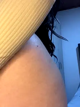 Im Saraaaa online show from November 5, 2025, 6:33 pm