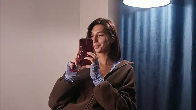 Snapshot of YolondaLiff chatting on October 28, 2025, 4:24 am YolondaLiff online show from October 28, 2025, 4:24 am