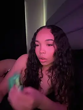 nikkiloveee online show from February 5, 2026, 9:43 pm