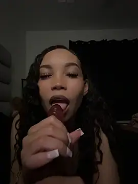 nikkiloveee online show from May 6, 2026, 4:16 am
