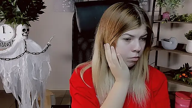 Snapshot of EvaDarc chatting on October 29, 2025, 11:42 am EvaDarc online show from October 29, 2025, 11:42 am