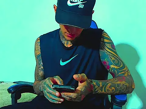 Snapshot of sexy_men_tatoo chatting on November 3, 2025, 10:08 am sexy men tatoo online show from November 3, 2025, 10:08 am