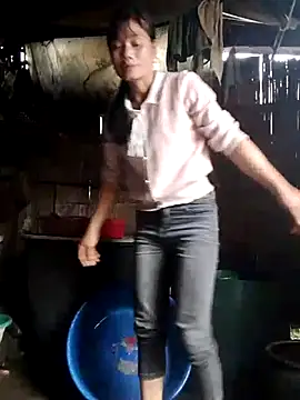 Snapshot of doggy-00 chatting on March 18, 2026, 5:32 am doggy-00 online show from March 18, 2026, 5:32 am