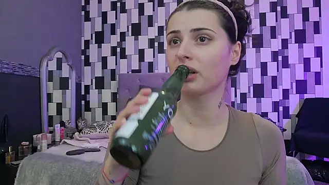 Snapshot of venusinylons chatting on November 15, 2025, 1:59 pm venusinylons online show from November 15, 2025, 1:59 pm