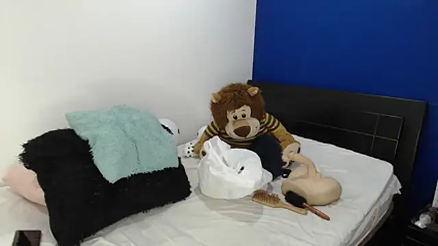 Snapshot of EmmilyConnor chatting on July 7, 2026, 2:09 pm EmmilyConnor online show from July 7, 2026, 2:09 pm