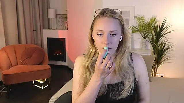 Snapshot of Liana_Ln chatting on November 12, 2025, 3:10 am Liana Ln online show from November 12, 2025, 3:10 am